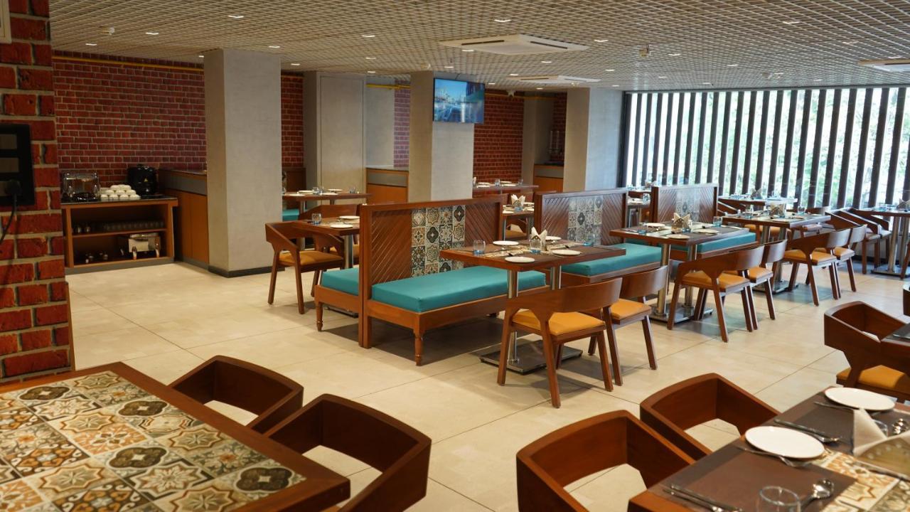 Purple Beds By Vits Dwarkesh, Surat Hotel Salabatpura Exterior foto