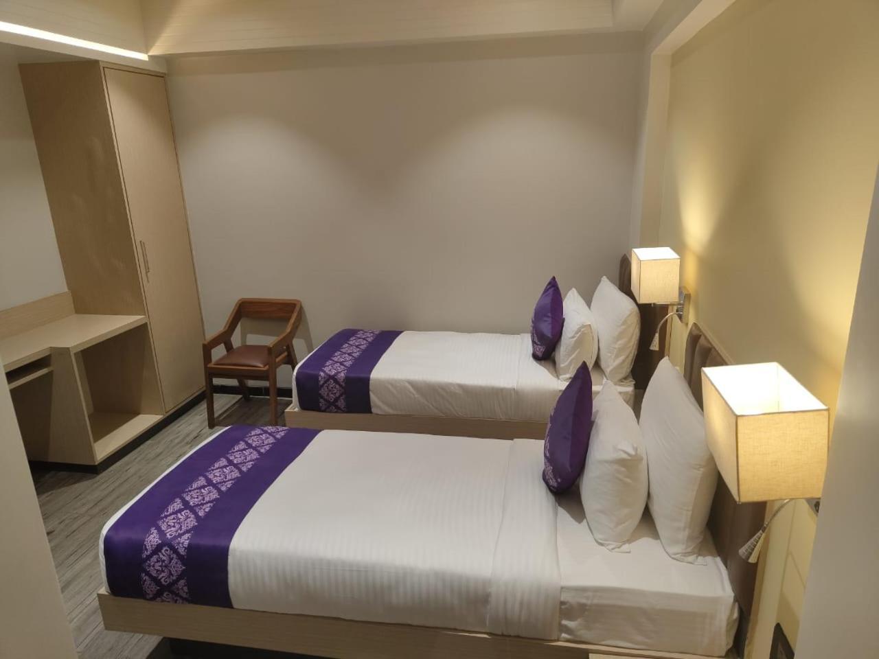 Purple Beds By Vits Dwarkesh, Surat Hotel Salabatpura Exterior foto