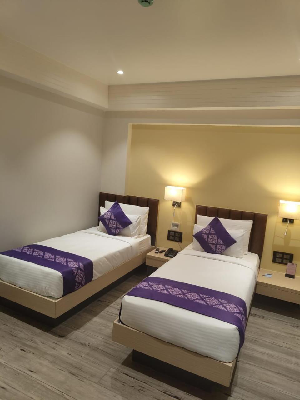 Purple Beds By Vits Dwarkesh, Surat Hotel Salabatpura Exterior foto
